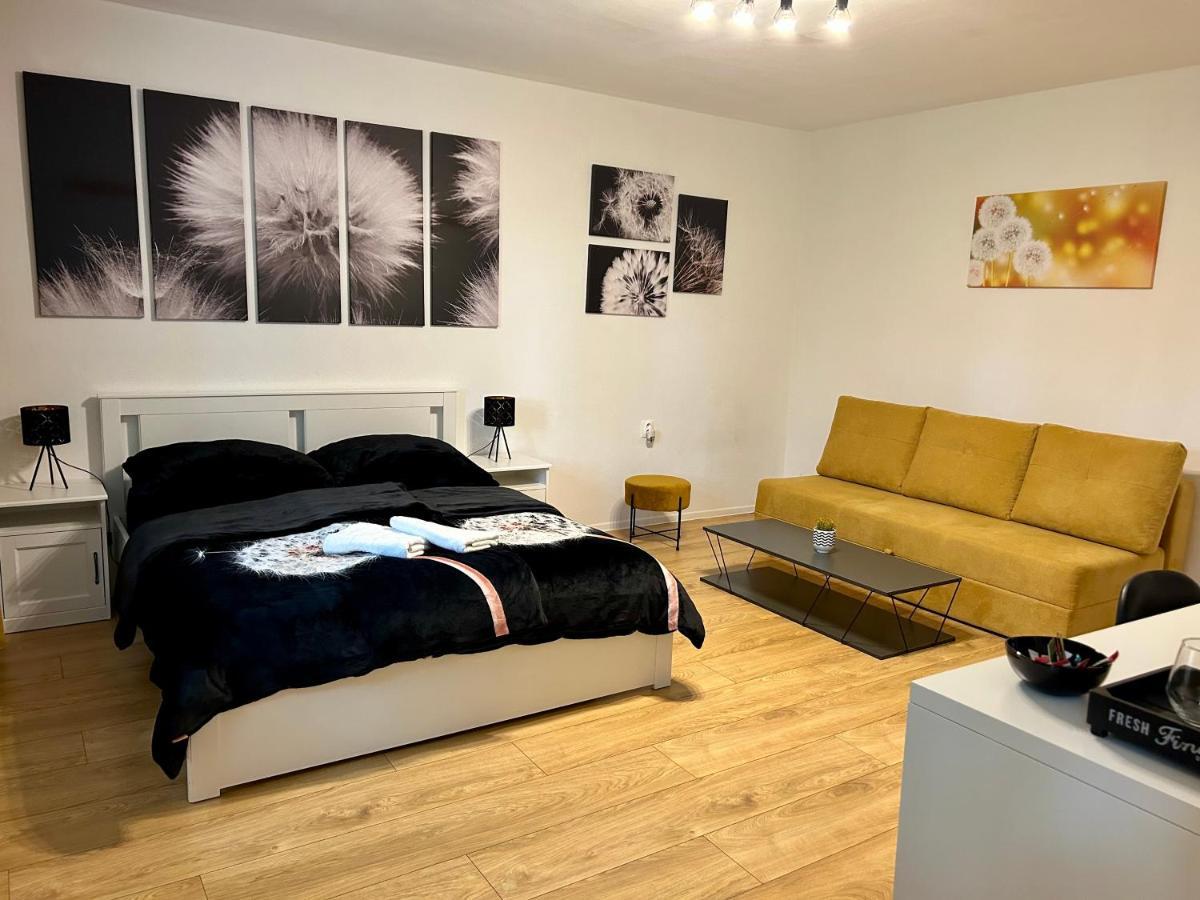 Studio Apartment Dandelion Братислава Екстер'єр фото